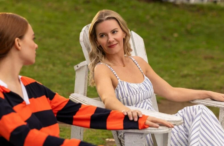 Elisha Cuthbert como Sue em Todos os Anos Depois