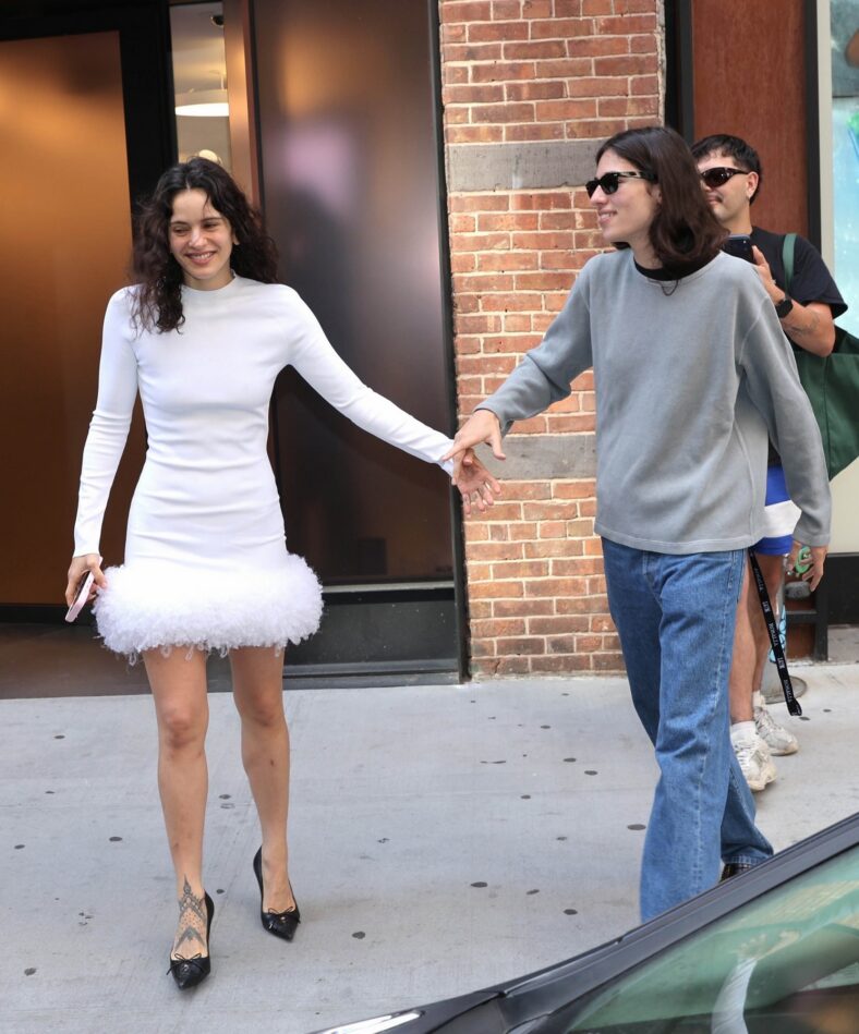 Rosália sai em Nova York com a namorada Loli Bahia