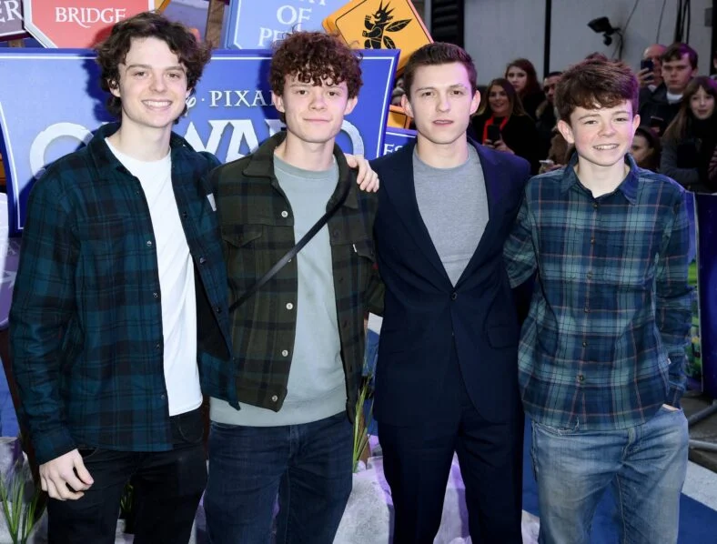 Tom Holland com os irmãos Sam, Harry e Paddy