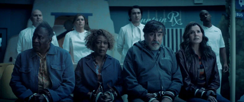Um still da série Netflix The Boroughs com personagens algemados