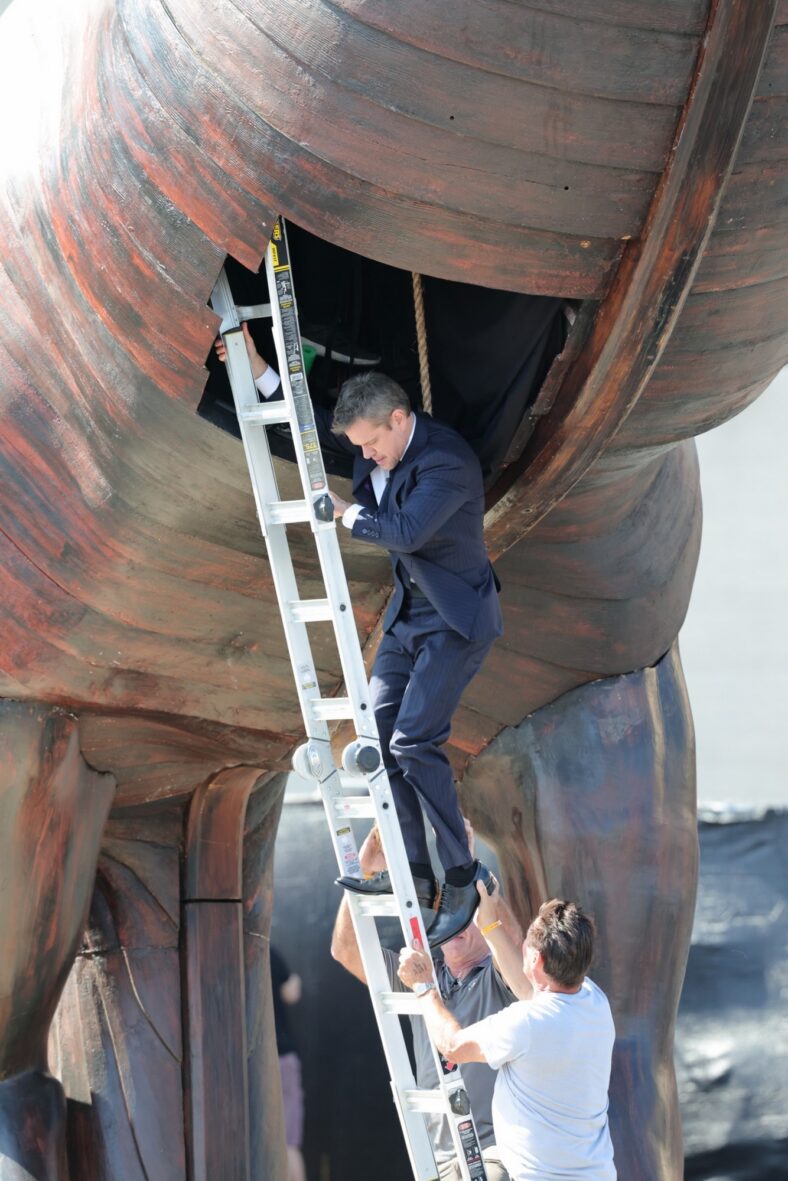 Matt Damon entra em um cavalo de Tróia gigante para a peça do Jimmy Kimmel Live