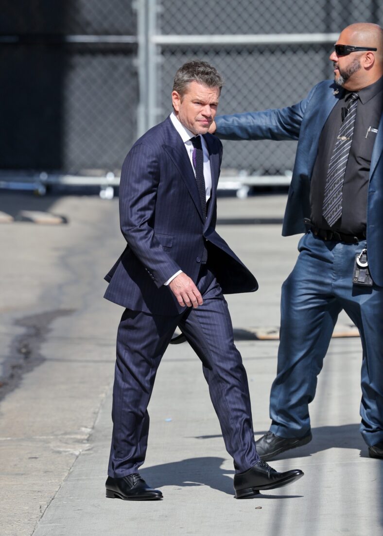 Matt Damon entra em um cavalo de Tróia gigante para a peça do Jimmy Kimmel Live