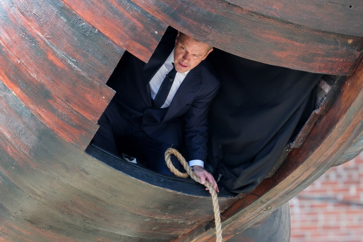 Matt Damon entra em um cavalo de Tróia gigante para a peça do Jimmy Kimmel Live