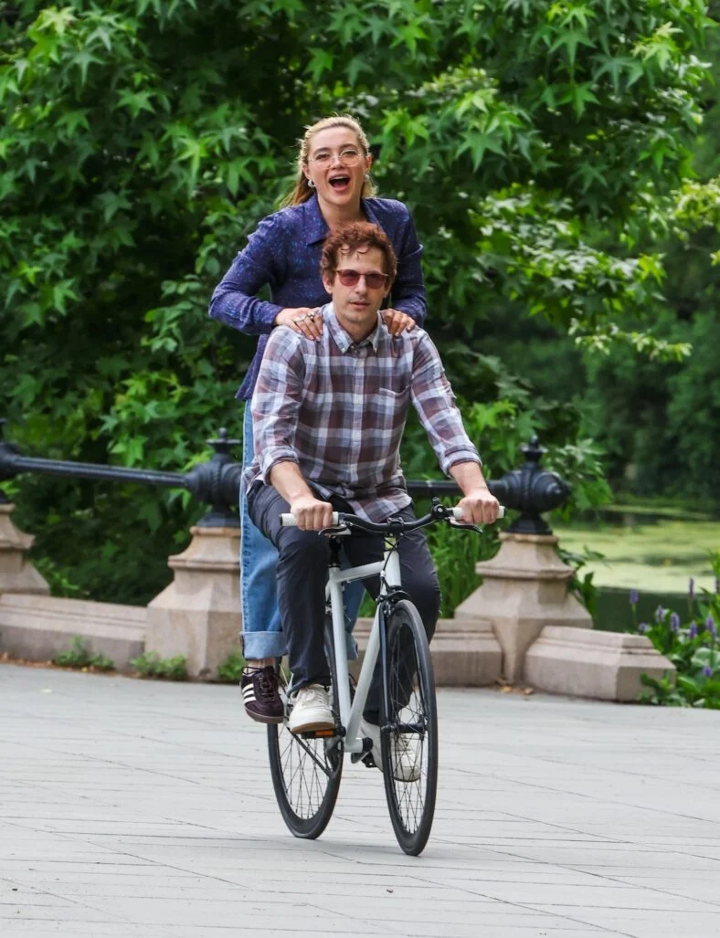 Florence Pugh e Andy Samberg filmando um novo filme 42,6 anos no Central Park