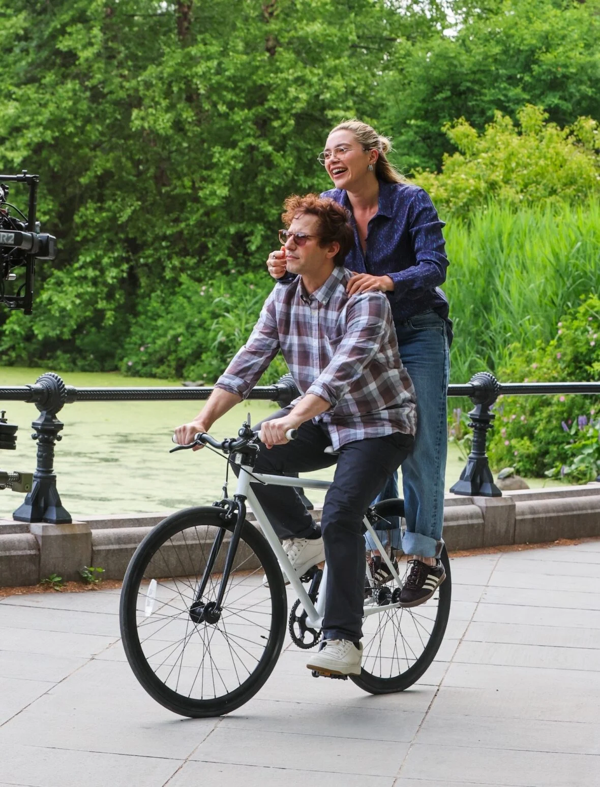 Florence Pugh e Andy Samberg filmando um novo filme 42,6 anos no Central Park