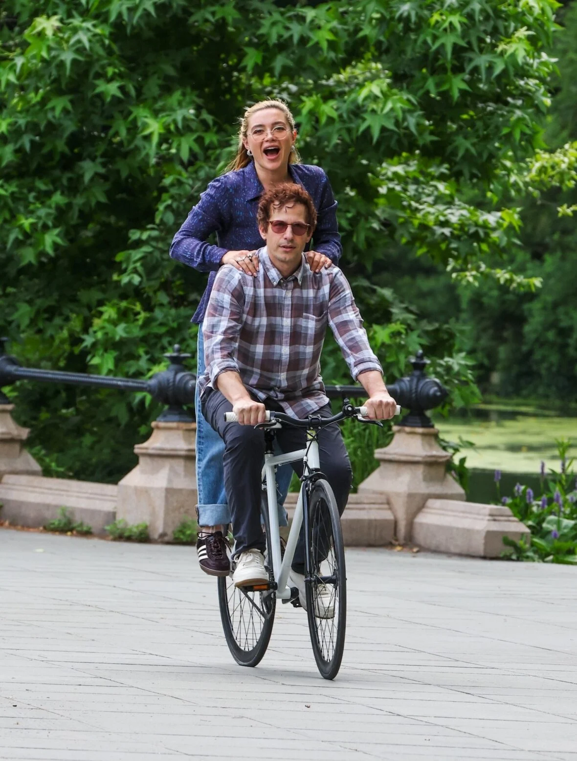 Florence Pugh e Andy Samberg filmando um novo filme 42,6 anos no Central Park
