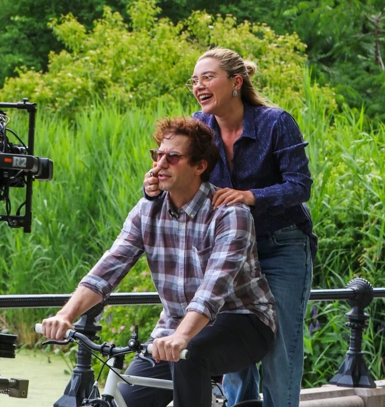Florence Pugh e Andy Samberg filmando um novo filme 42,6 anos no Central Park