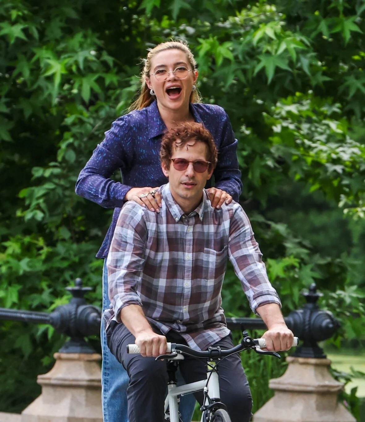 Florence Pugh e Andy Samberg filmando um novo filme 42,6 anos no Central Park