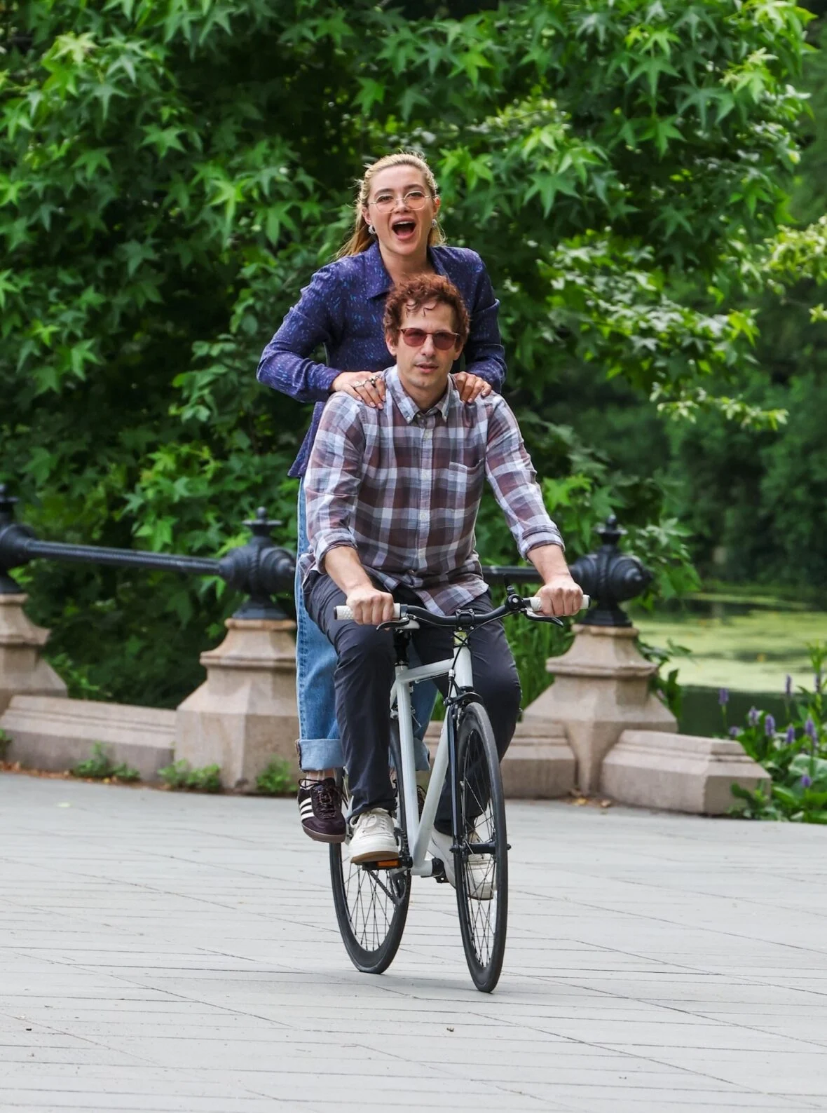 Florence Pugh e Andy Samberg filmando um novo filme 42,6 anos no Central Park