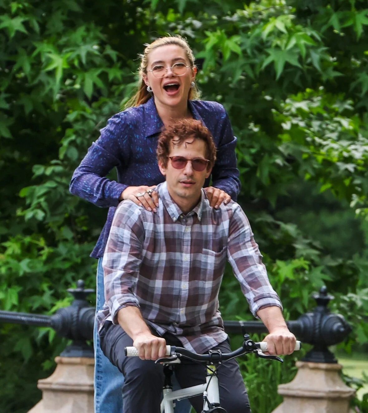 Florence Pugh e Andy Samberg filmando um novo filme 42,6 anos no Central Park