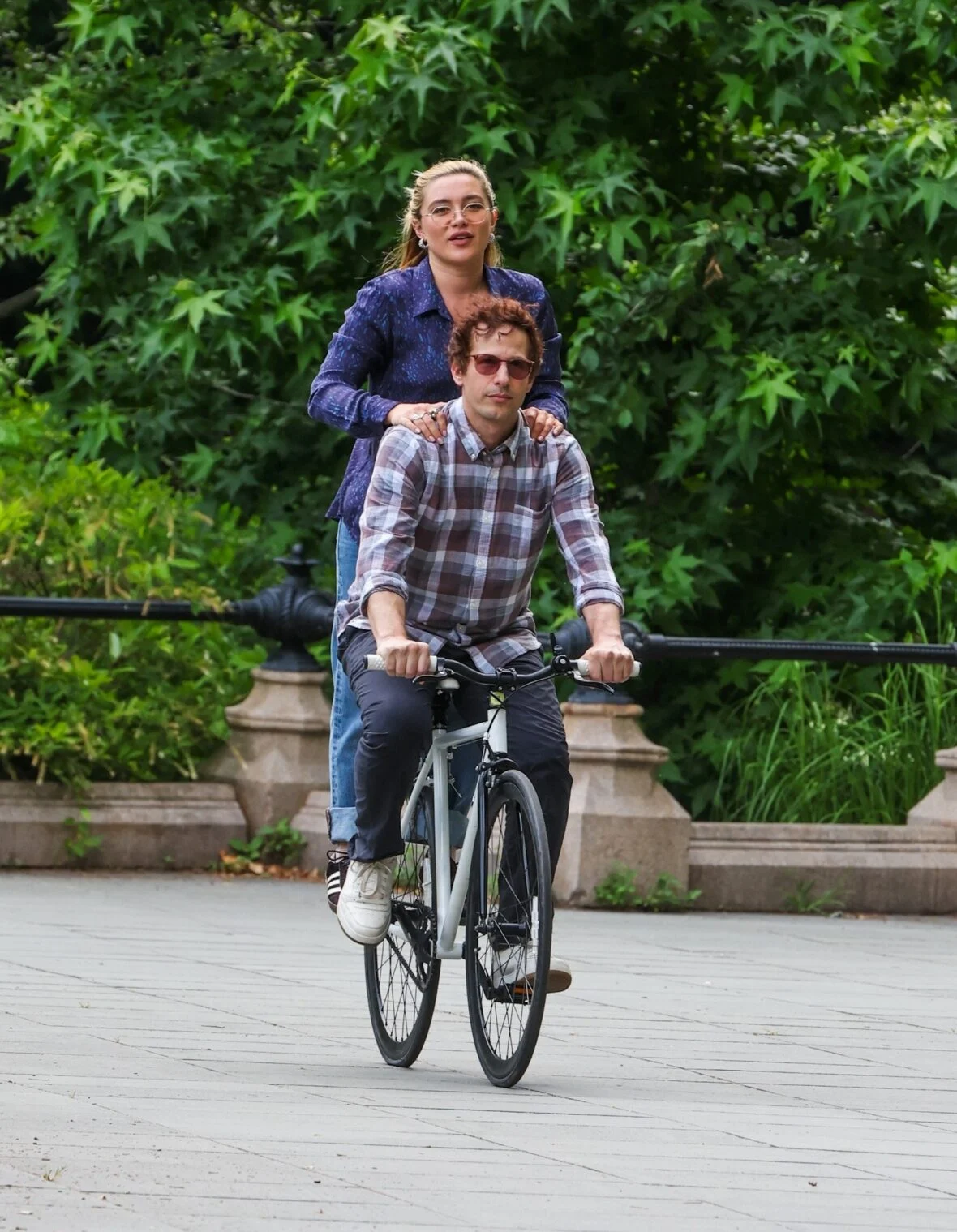 Florence Pugh e Andy Samberg filmando um novo filme 42,6 anos no Central Park