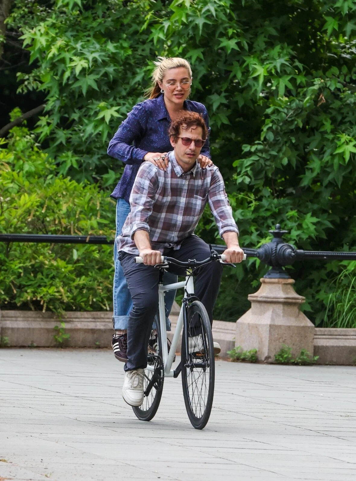 Florence Pugh e Andy Samberg filmando um novo filme 42,6 anos no Central Park