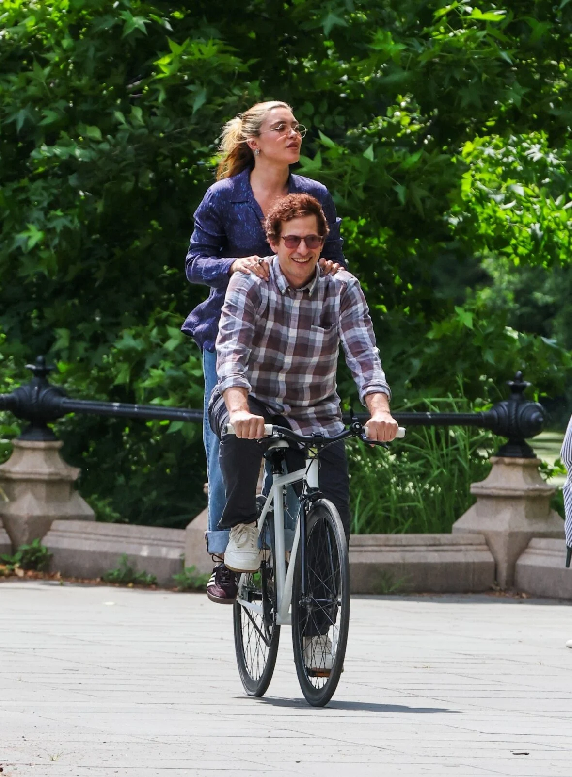 Florence Pugh e Andy Samberg filmando um novo filme 42,6 anos no Central Park