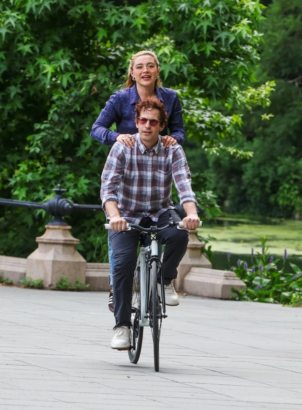 Florence Pugh e Andy Samberg filmando um novo filme 42,6 anos no Central Park