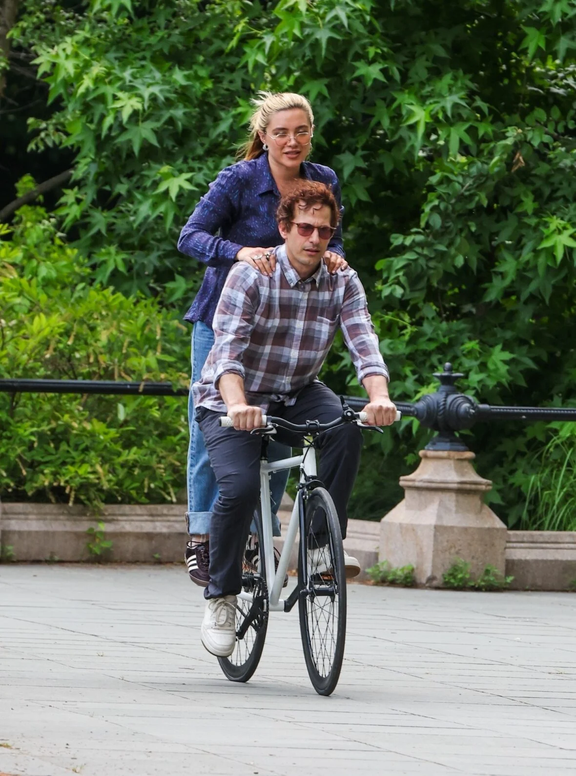Florence Pugh e Andy Samberg filmando um novo filme 42,6 anos no Central Park