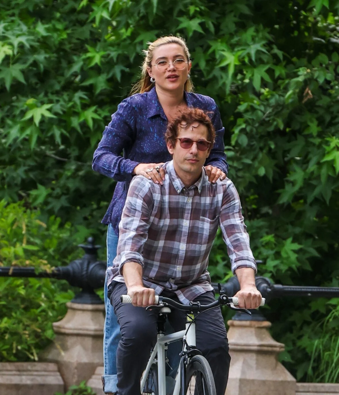 Florence Pugh e Andy Samberg filmando um novo filme 42,6 anos no Central Park