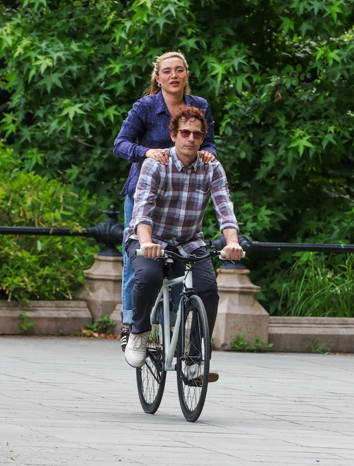 Florence Pugh e Andy Samberg filmando um novo filme 42,6 anos no Central Park