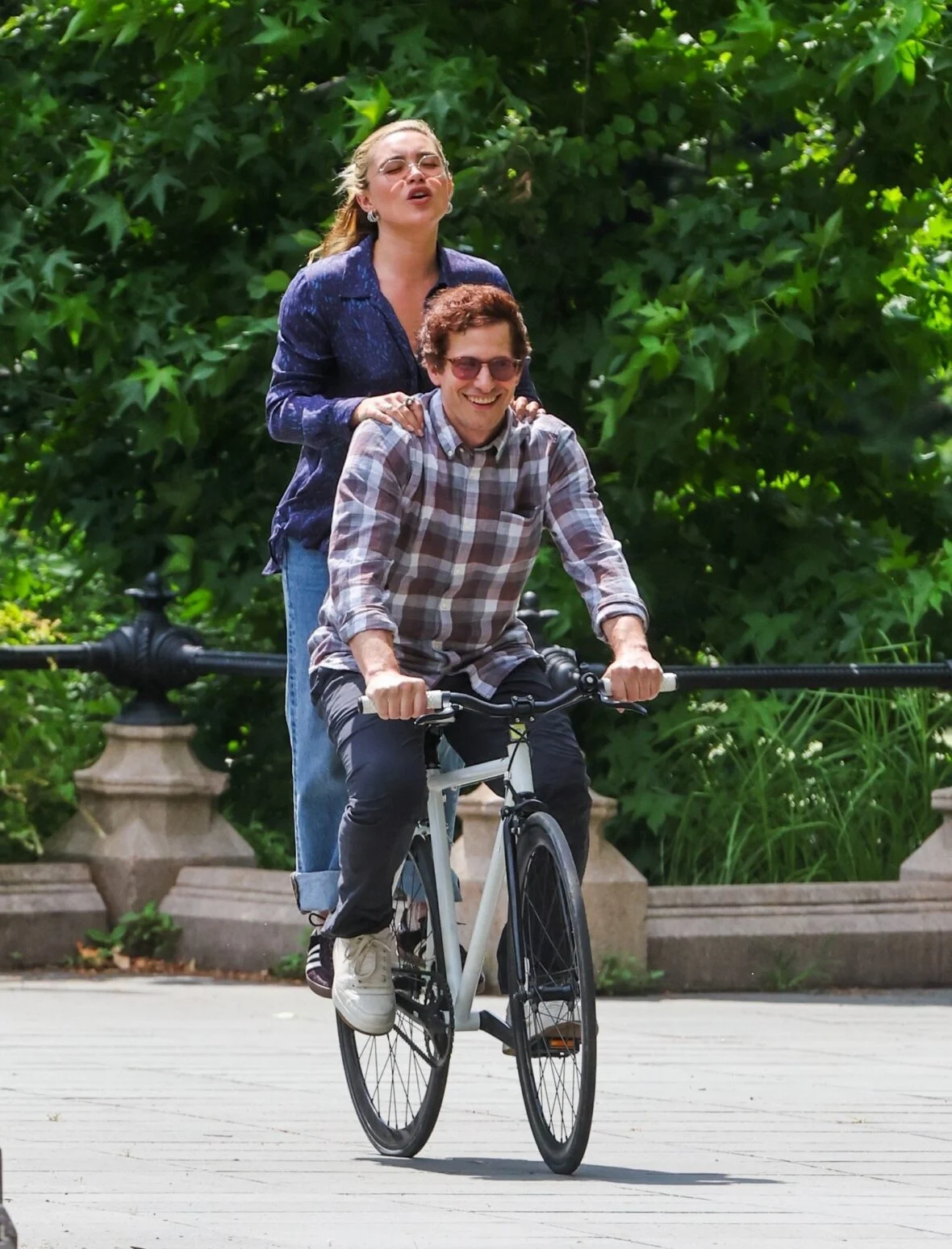 Florence Pugh e Andy Samberg filmando um novo filme 42,6 anos no Central Park