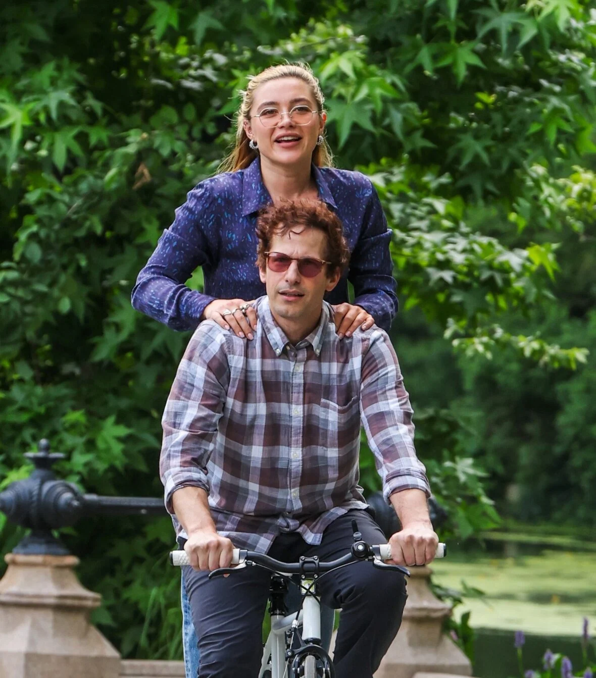 Florence Pugh e Andy Samberg filmando um novo filme 42,6 anos no Central Park