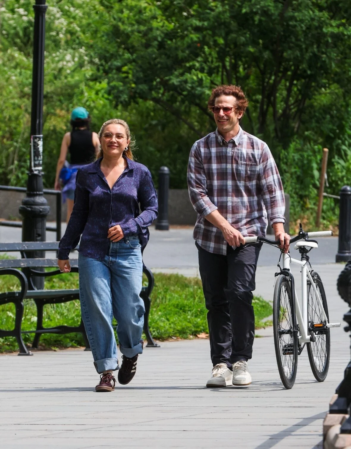 Florence Pugh e Andy Samberg filmando um novo filme 42,6 anos no Central Park