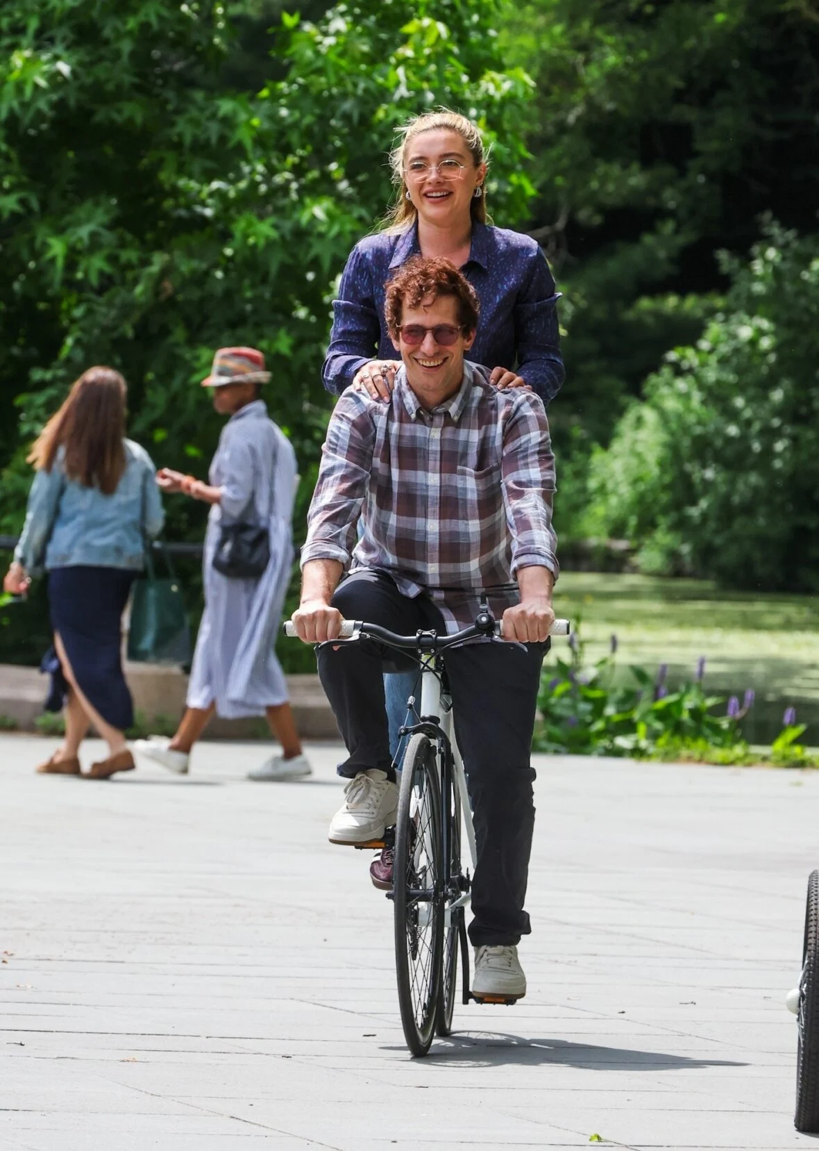 Florence Pugh e Andy Samberg filmando um novo filme 42,6 anos no Central Park
