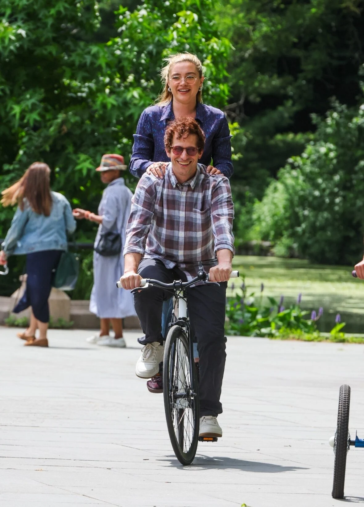 Florence Pugh e Andy Samberg filmando um novo filme 42,6 anos no Central Park