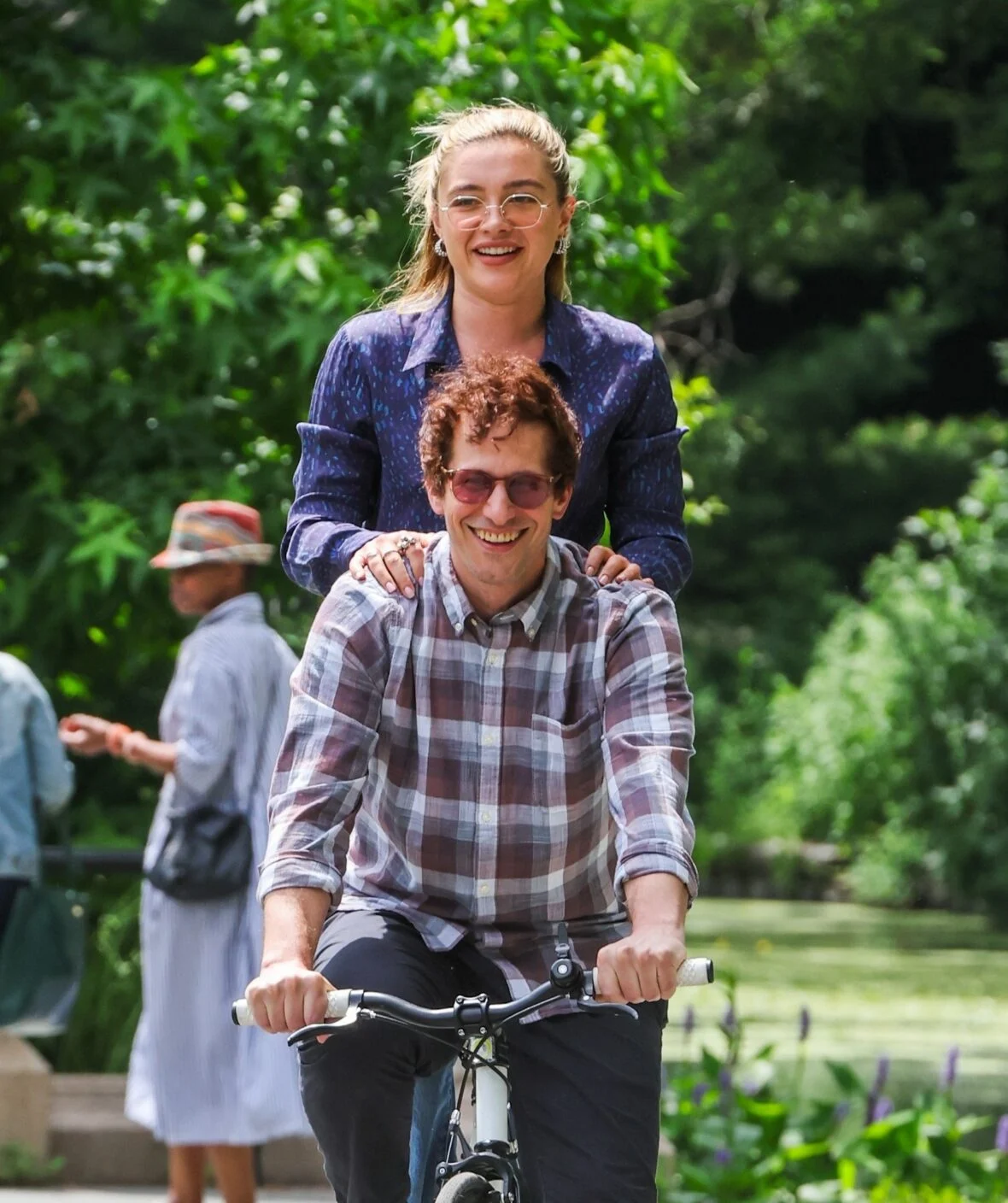 Florence Pugh e Andy Samberg filmando um novo filme 42,6 anos no Central Park