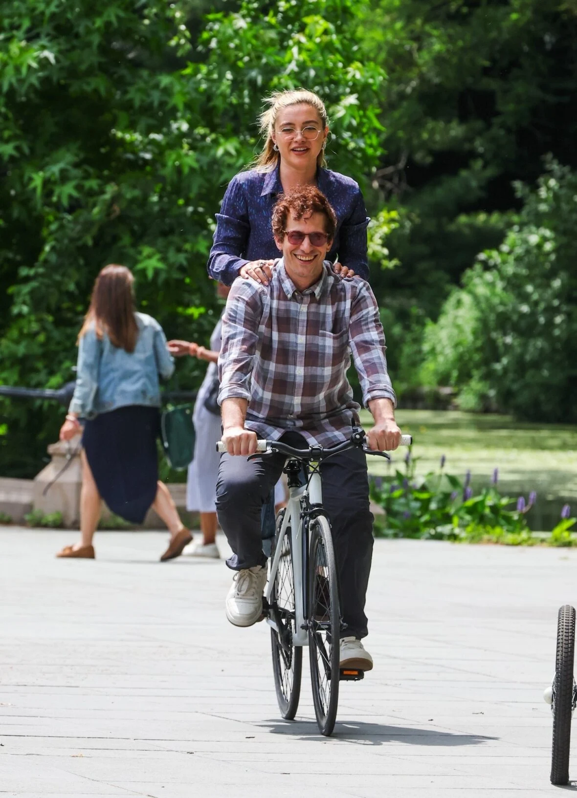 Florence Pugh e Andy Samberg filmando um novo filme 42,6 anos no Central Park