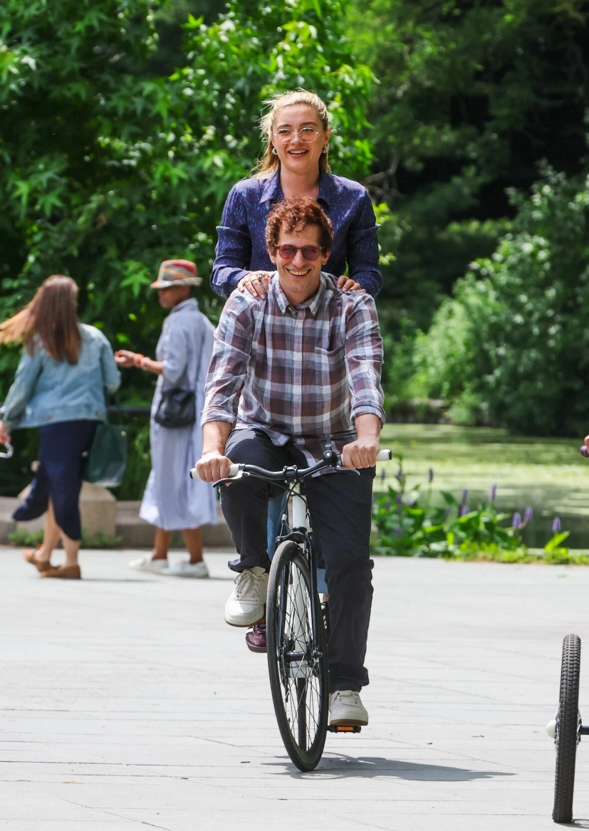 Florence Pugh e Andy Samberg filmando um novo filme 42,6 anos no Central Park