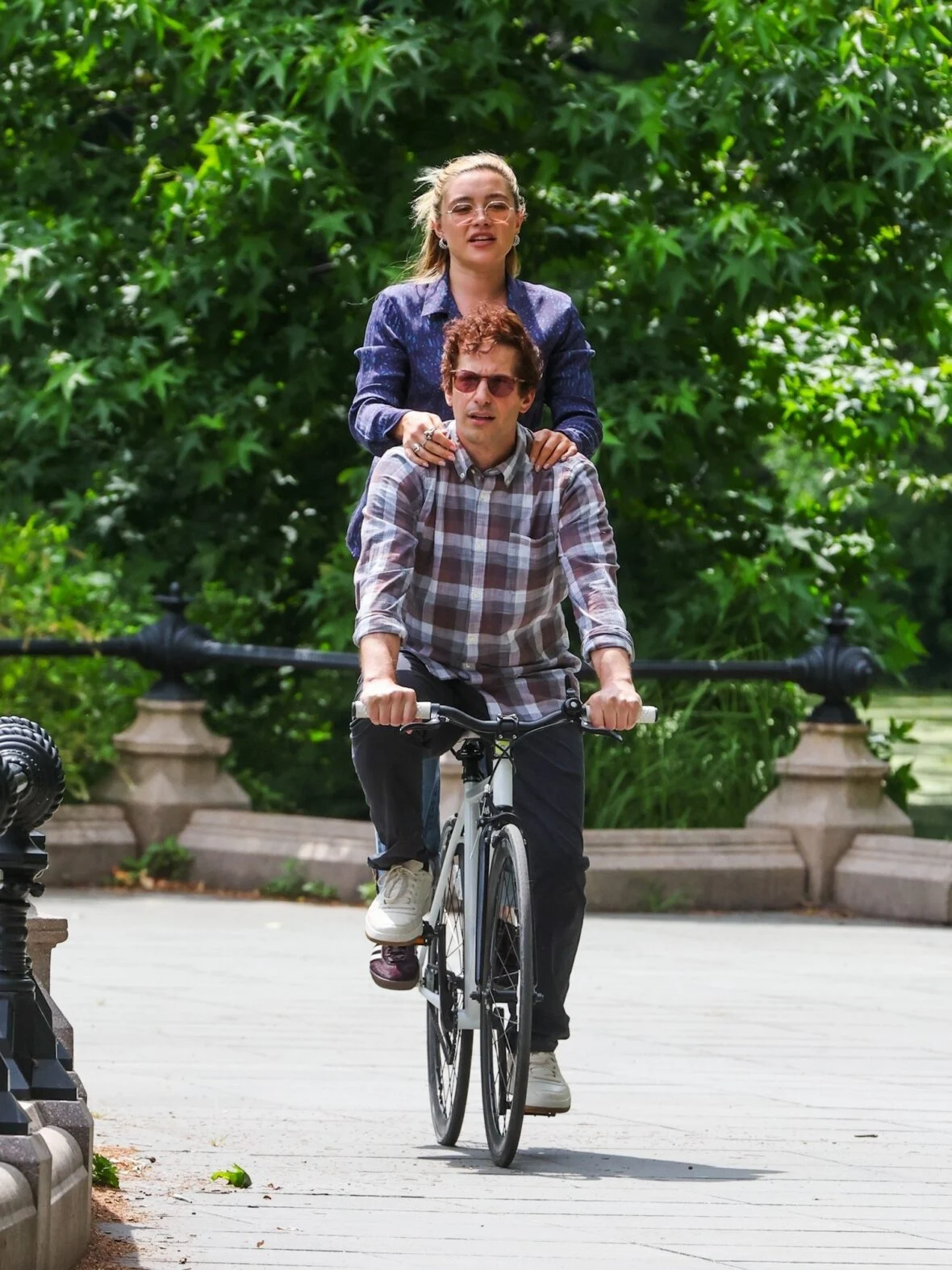 Florence Pugh e Andy Samberg filmando um novo filme 42,6 anos no Central Park