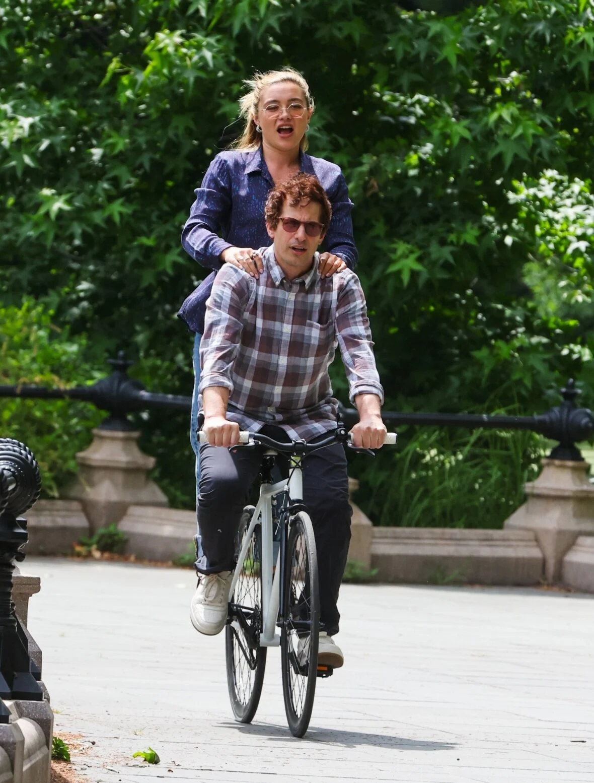 Florence Pugh e Andy Samberg filmando um novo filme 42,6 anos no Central Park