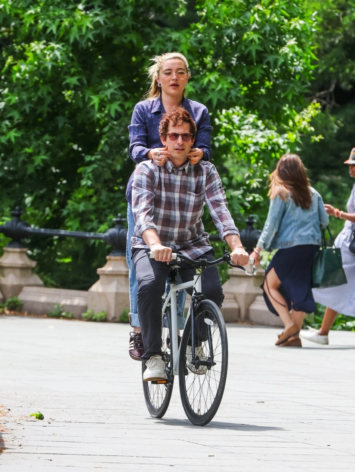 Florence Pugh e Andy Samberg filmando um novo filme 42,6 anos no Central Park