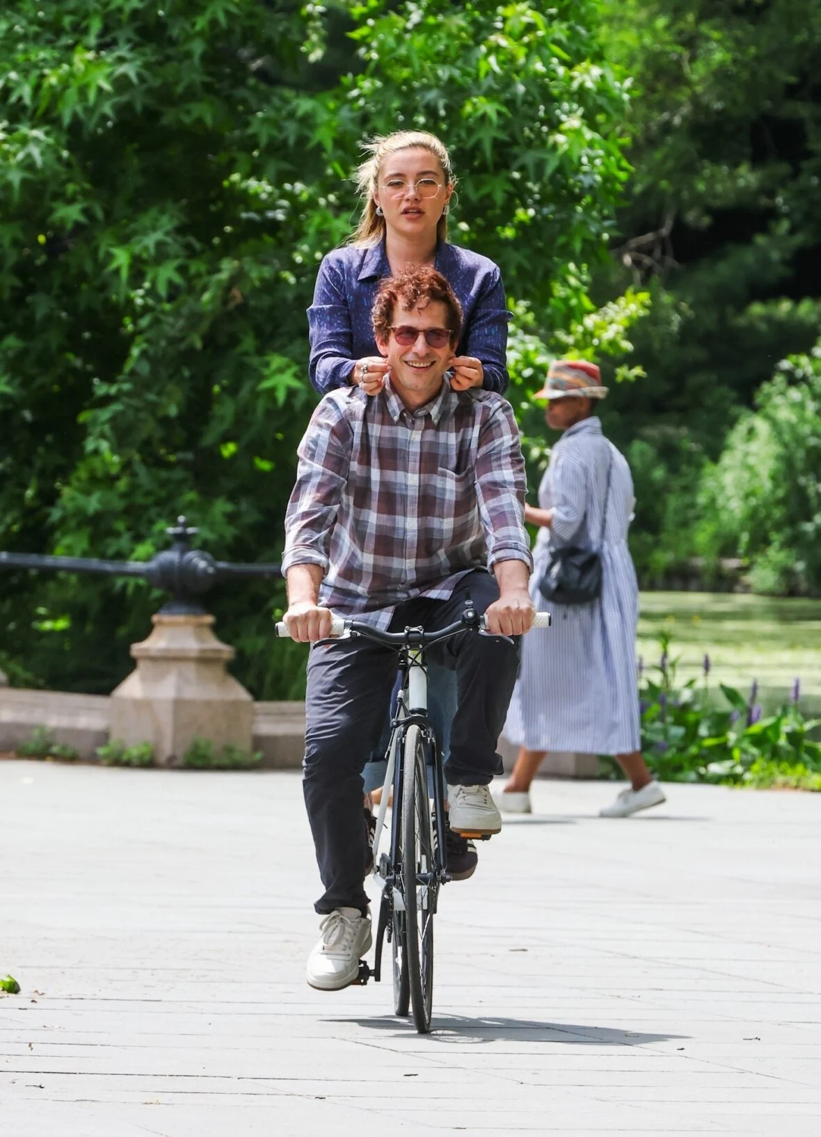 Florence Pugh e Andy Samberg filmando um novo filme 42,6 anos no Central Park