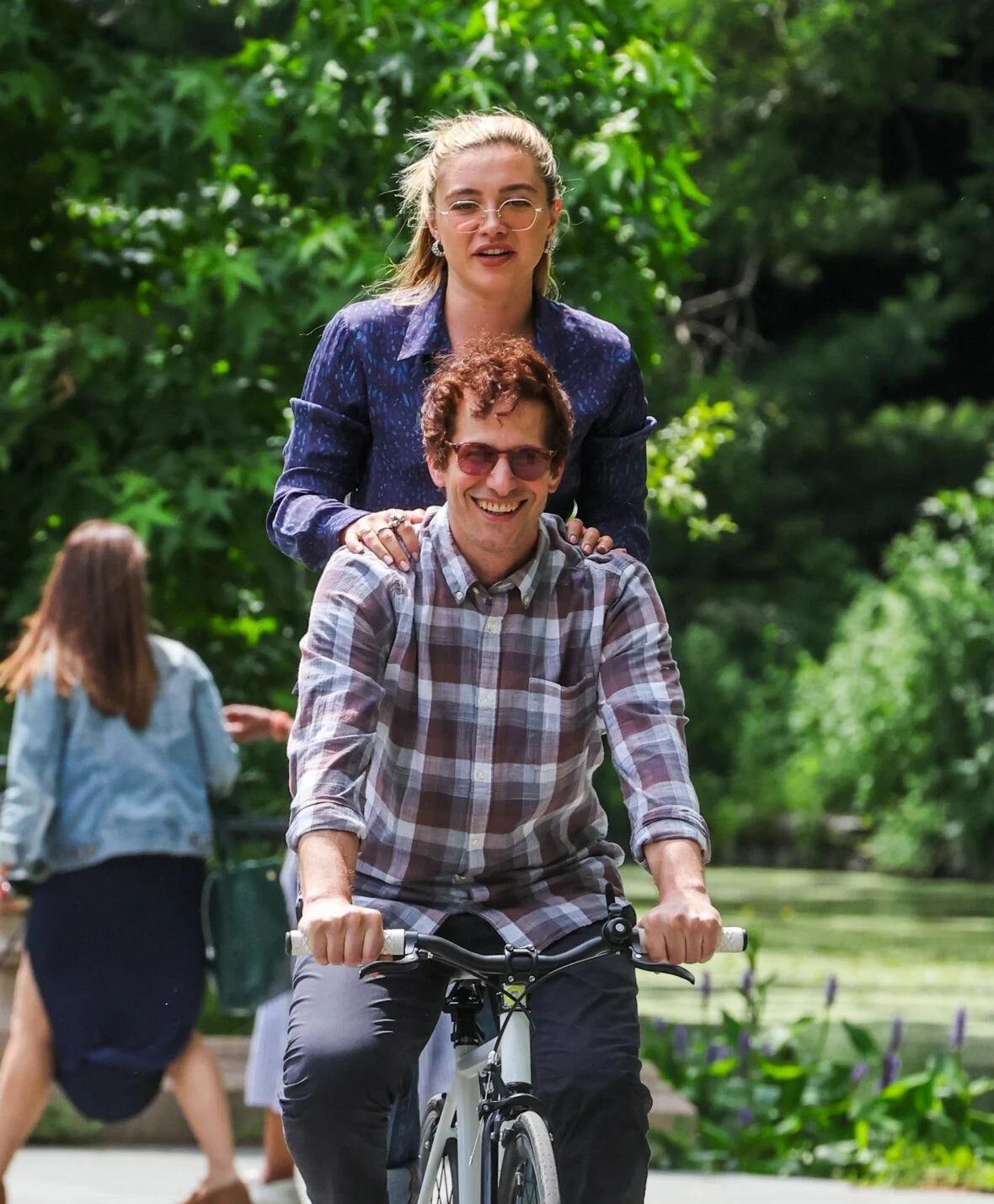 Florence Pugh e Andy Samberg filmando um novo filme 42,6 anos no Central Park