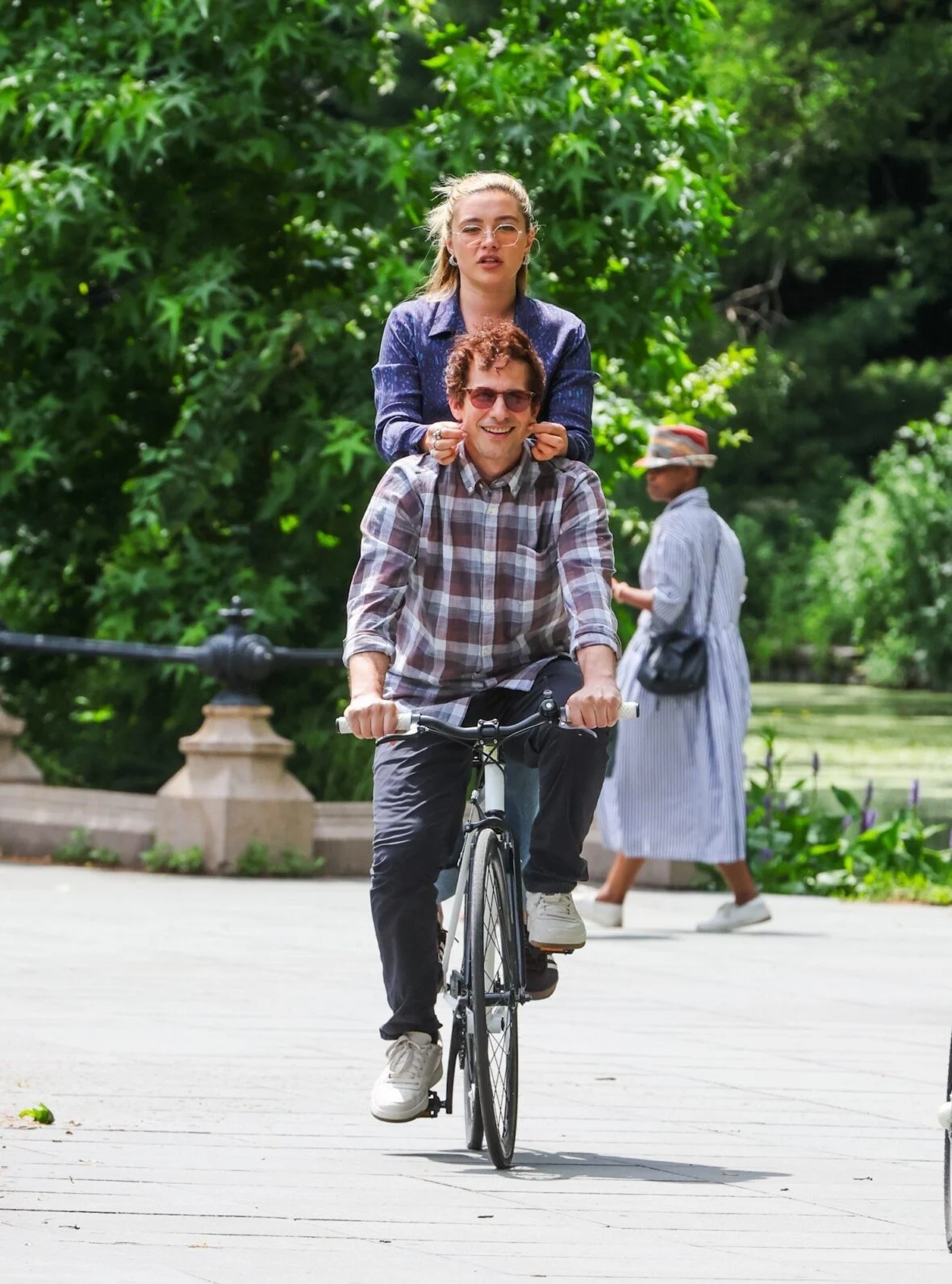 Florence Pugh e Andy Samberg filmando um novo filme 42,6 anos no Central Park