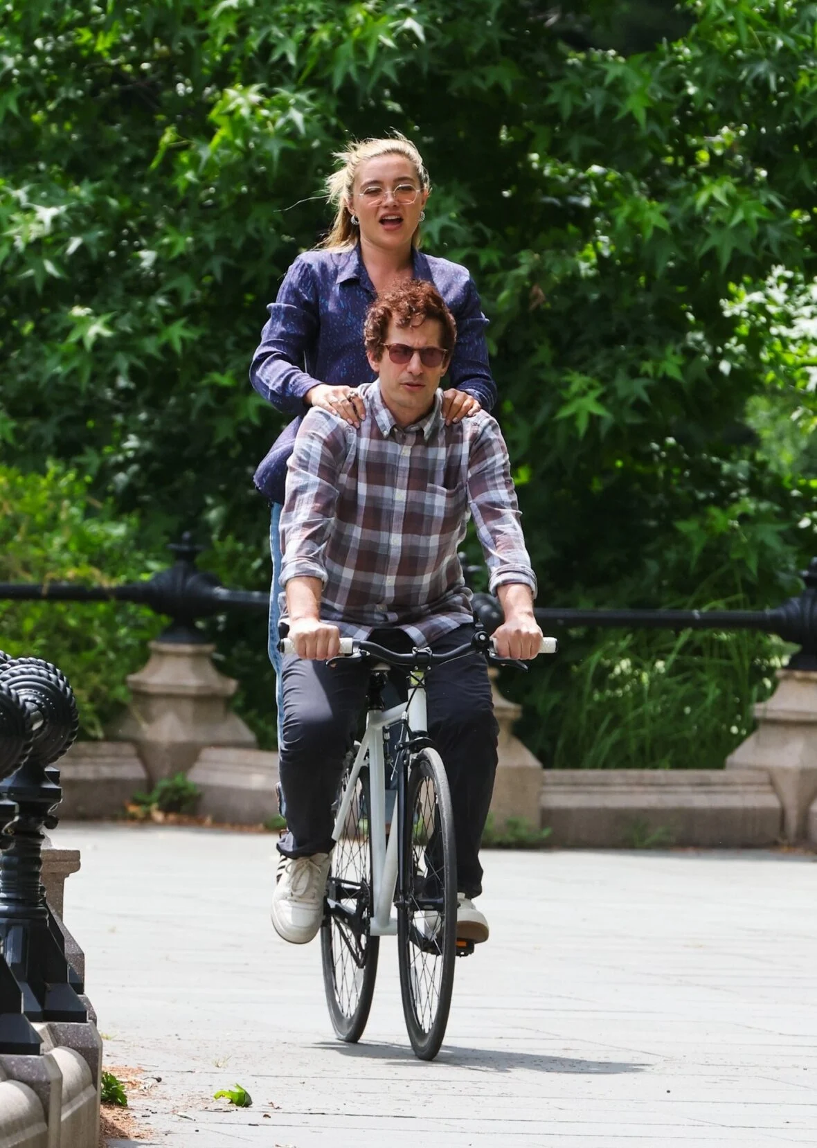 Florence Pugh e Andy Samberg filmando um novo filme 42,6 anos no Central Park