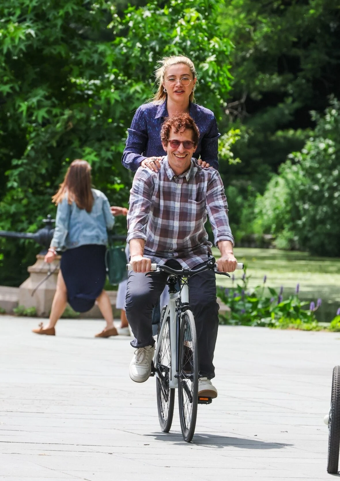 Florence Pugh e Andy Samberg filmando um novo filme 42,6 anos no Central Park