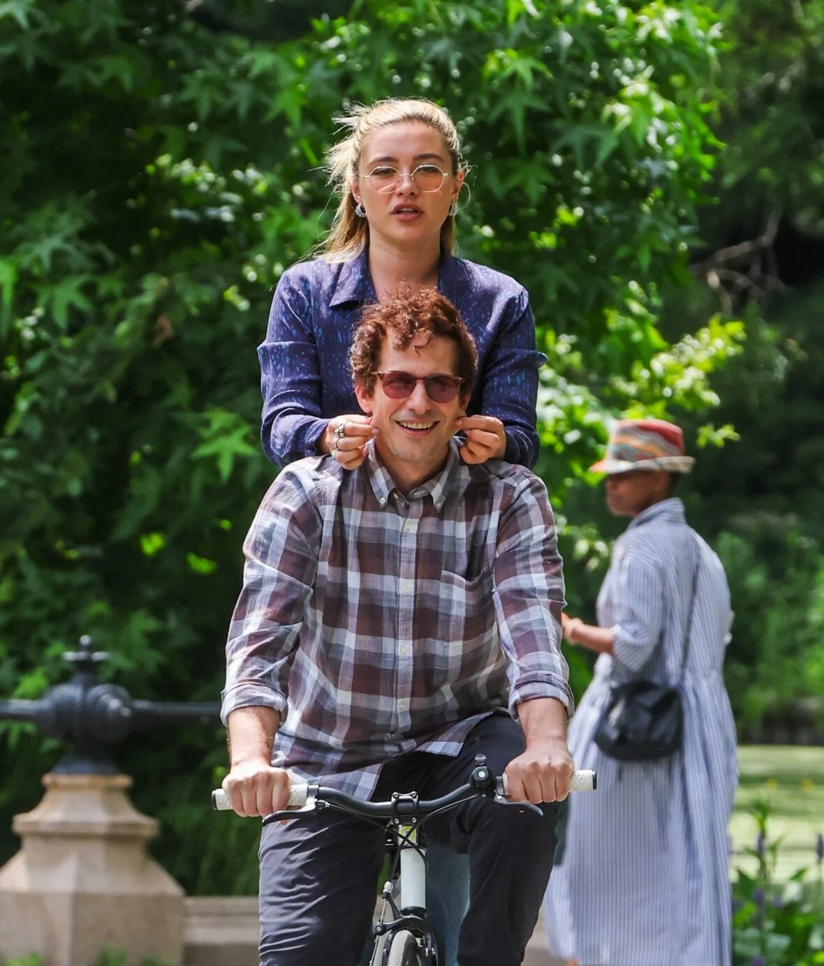 Florence Pugh e Andy Samberg filmando um novo filme 42,6 anos no Central Park