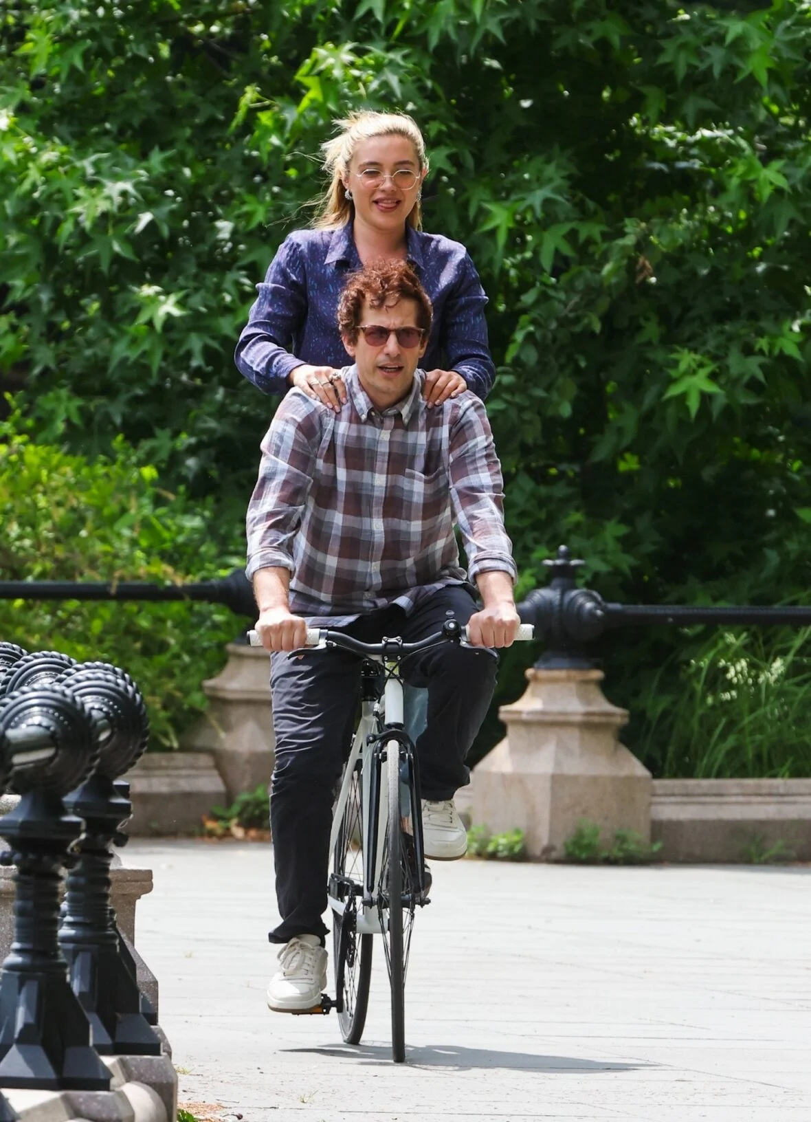 Florence Pugh e Andy Samberg filmando um novo filme 42,6 anos no Central Park