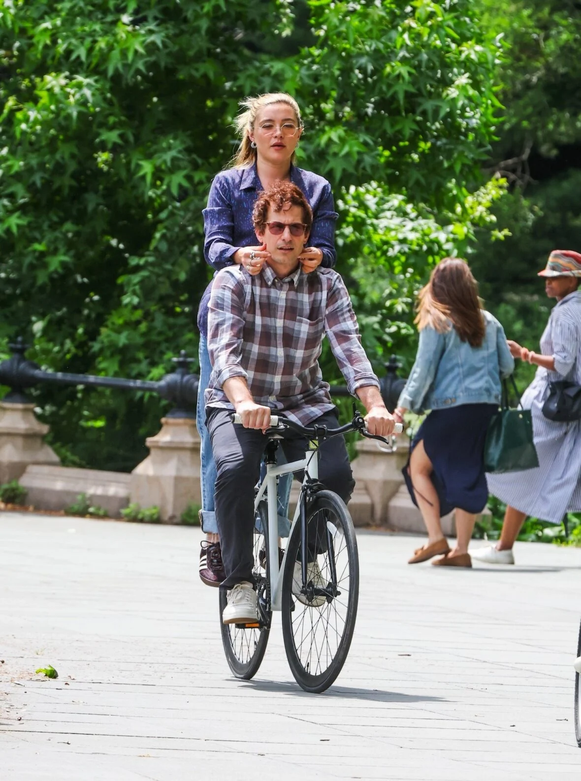 Florence Pugh e Andy Samberg filmando um novo filme 42,6 anos no Central Park