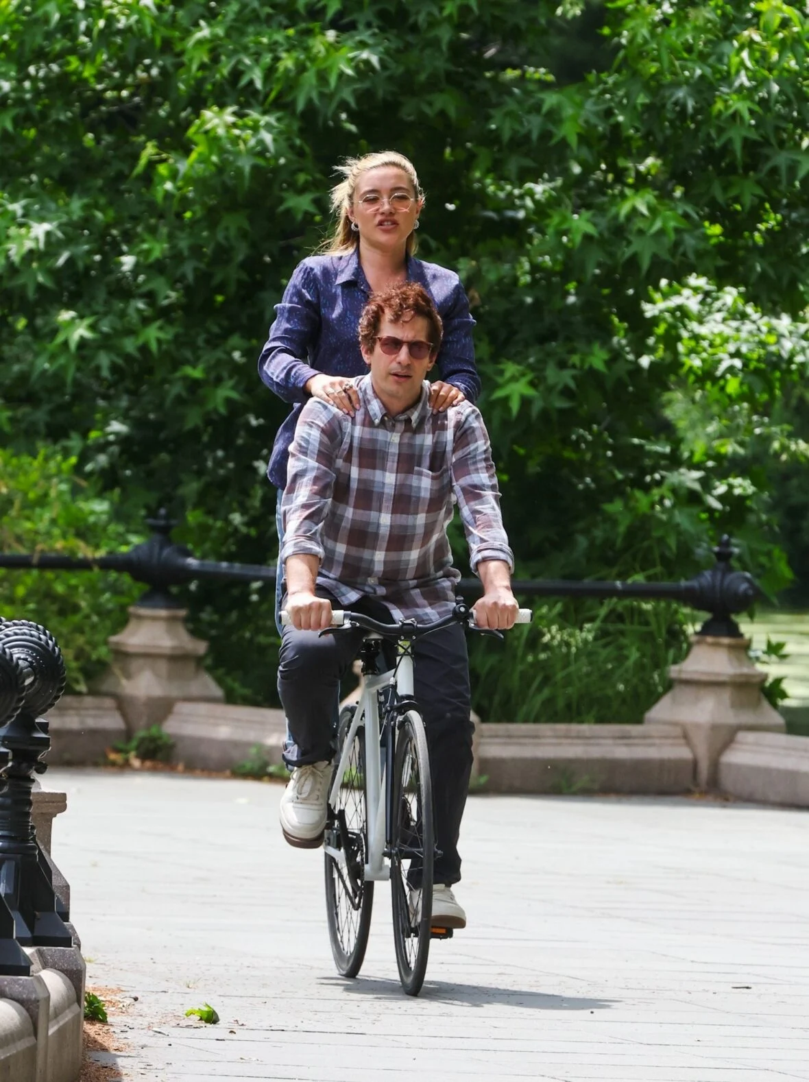 Florence Pugh e Andy Samberg filmando um novo filme 42,6 anos no Central Park