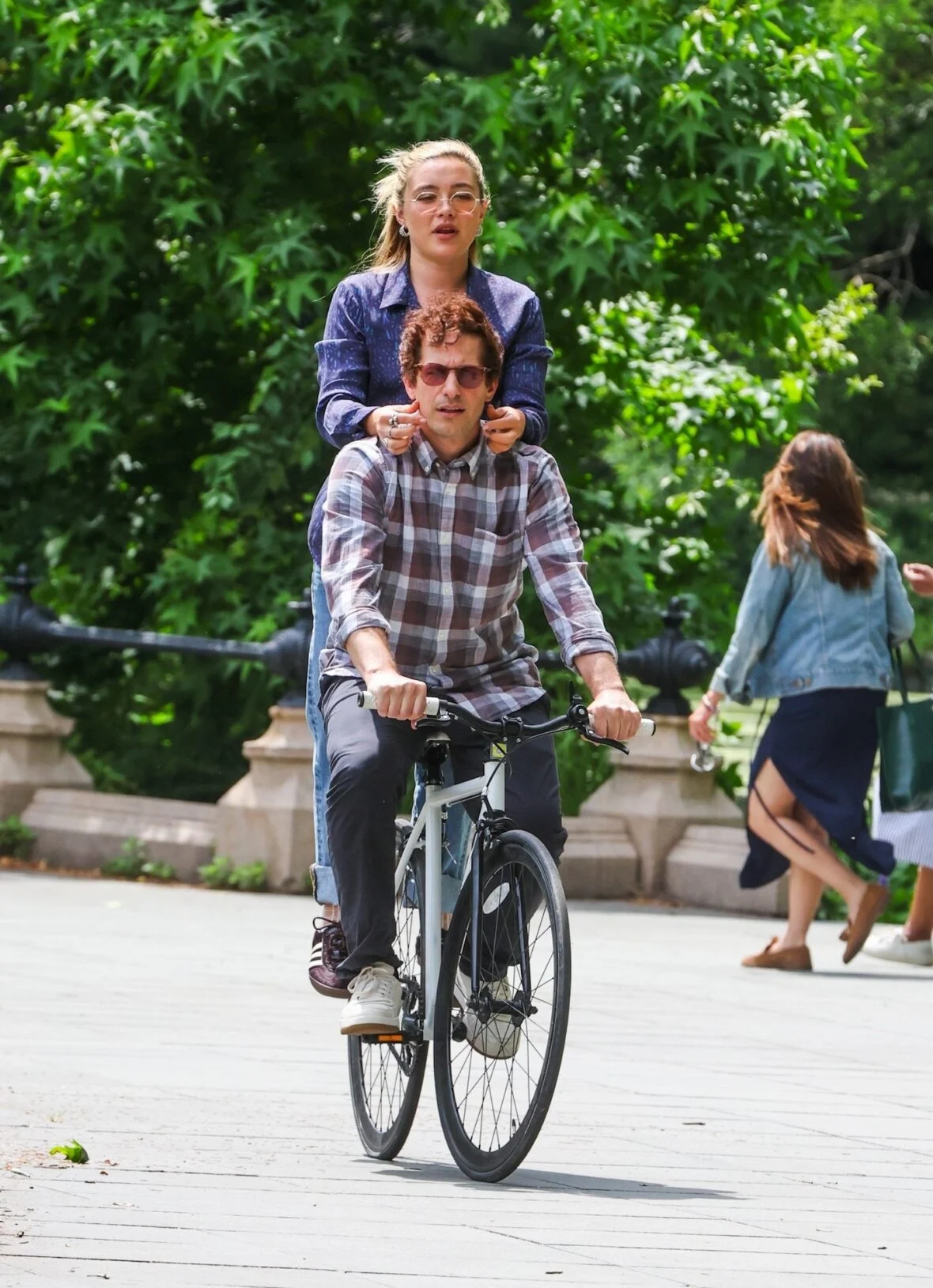 Florence Pugh e Andy Samberg filmando um novo filme 42,6 anos no Central Park