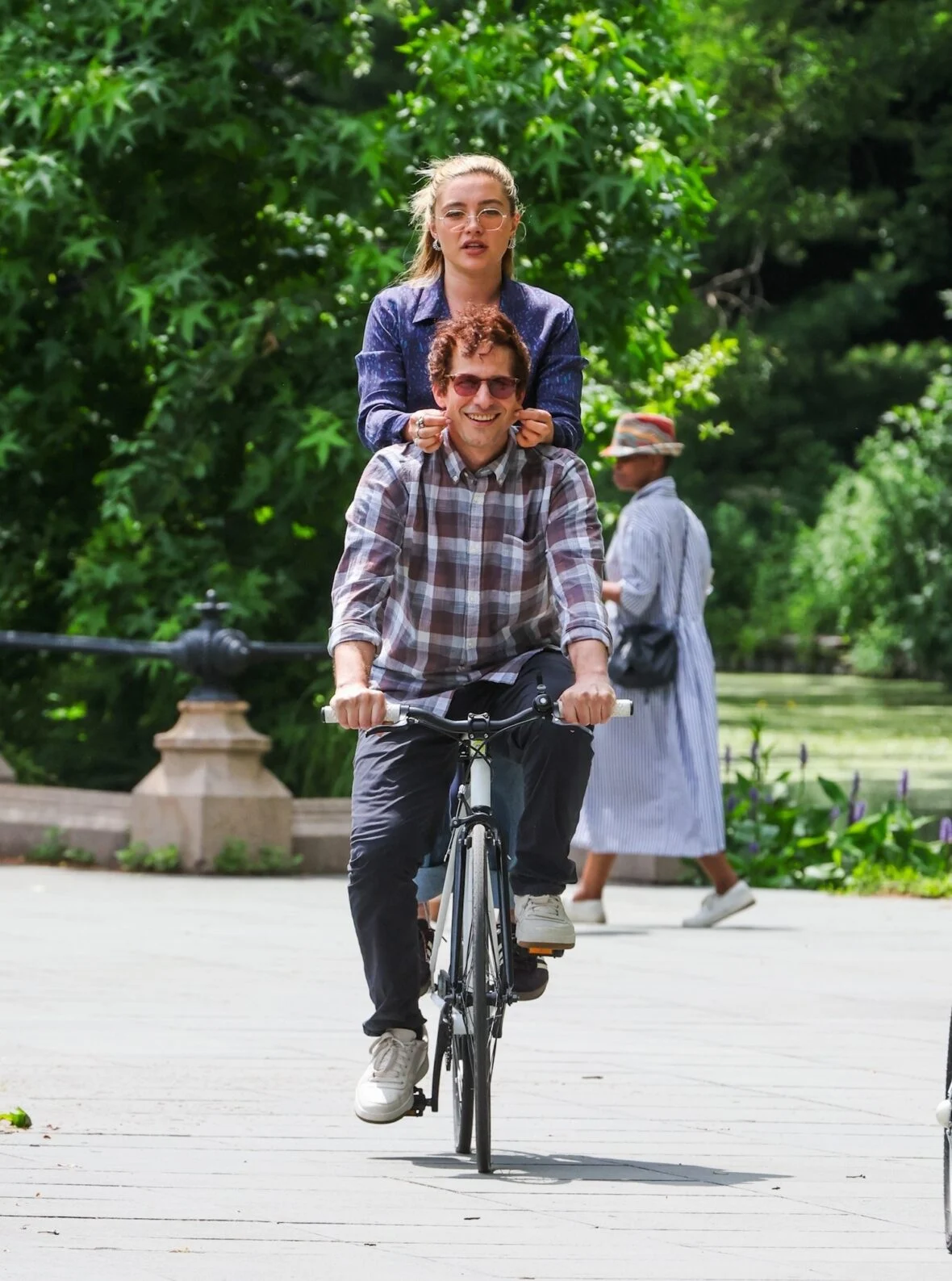 Florence Pugh e Andy Samberg filmando um novo filme 42,6 anos no Central Park