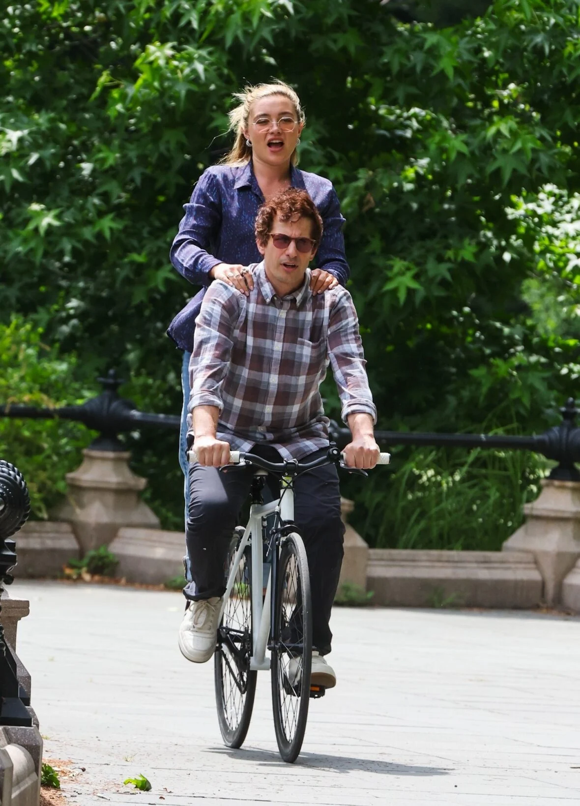 Florence Pugh e Andy Samberg filmando um novo filme 42,6 anos no Central Park