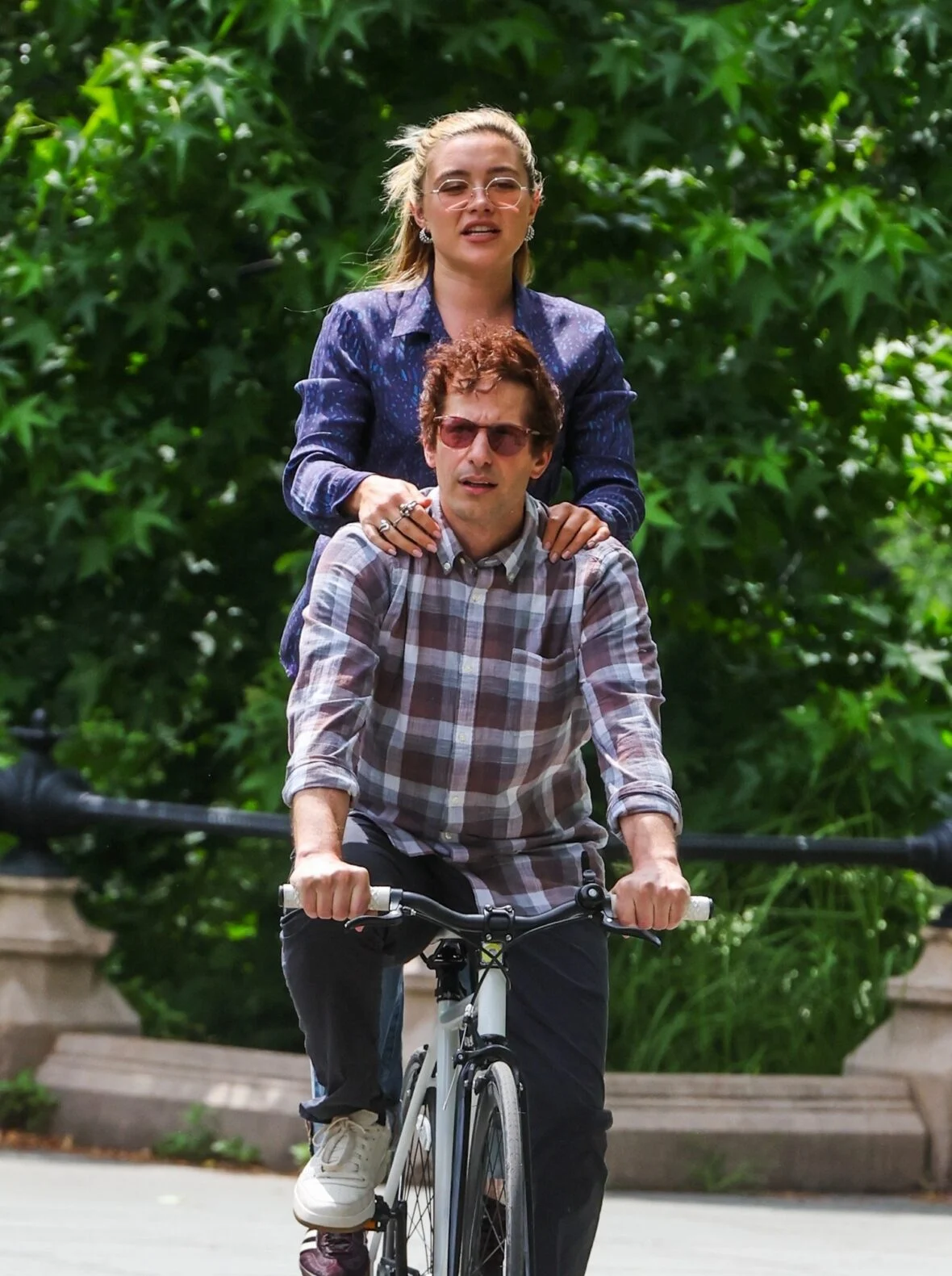 Florence Pugh e Andy Samberg filmando um novo filme 42,6 anos no Central Park