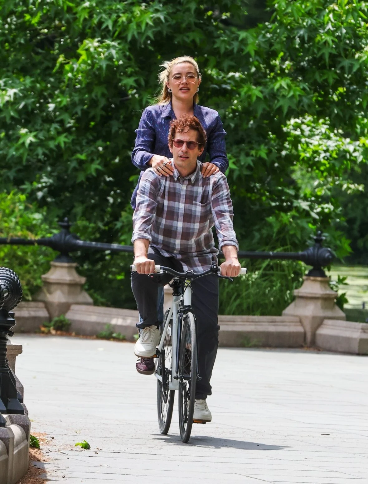 Florence Pugh e Andy Samberg filmando um novo filme 42,6 anos no Central Park