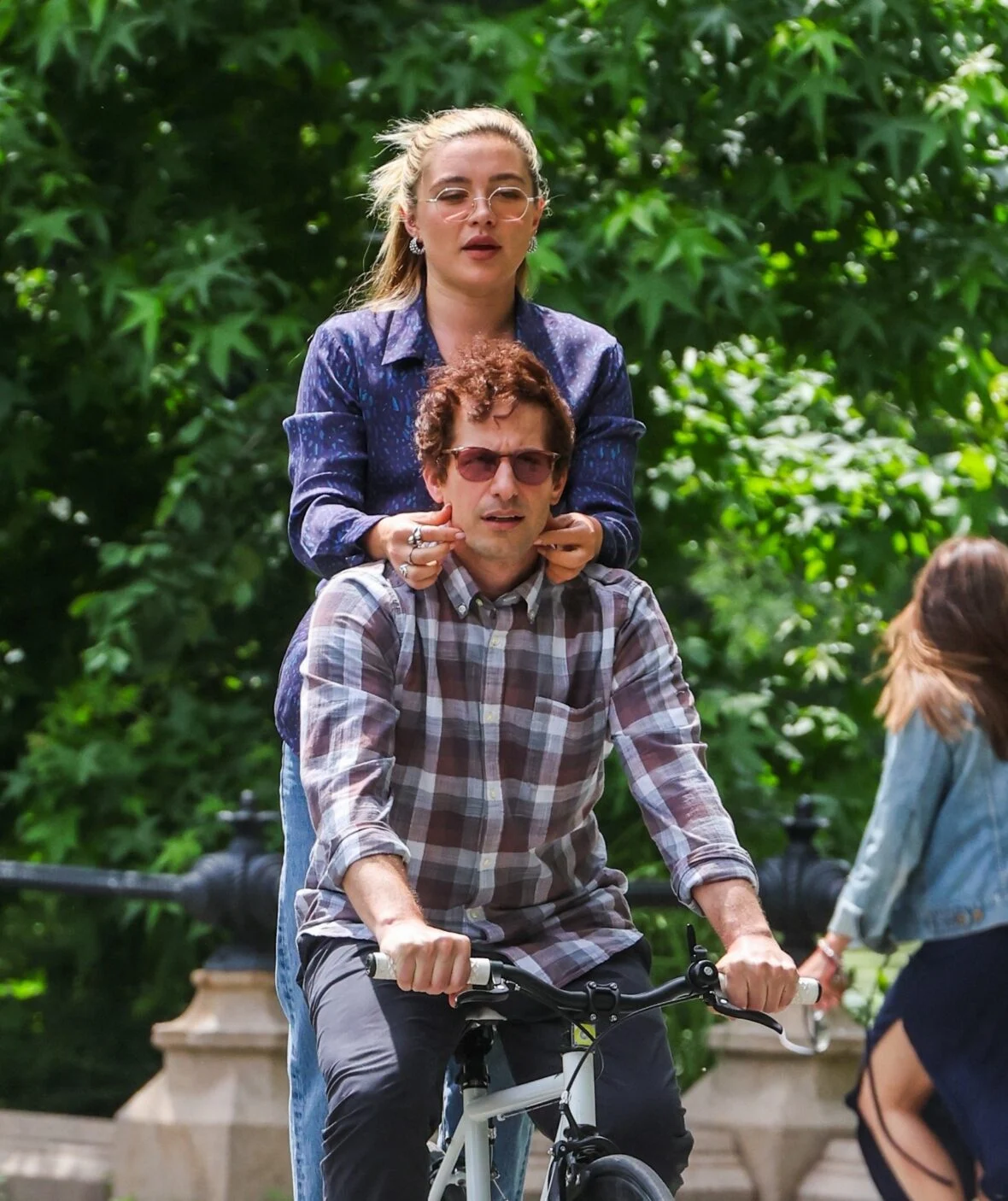 Florence Pugh e Andy Samberg filmando um novo filme 42,6 anos no Central Park