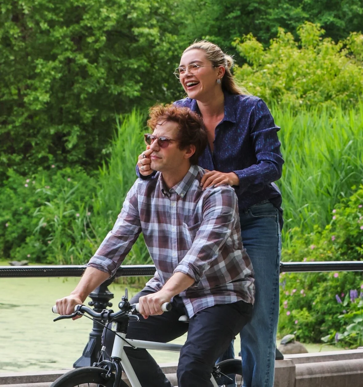 Florence Pugh e Andy Samberg filmando um novo filme 42,6 anos no Central Park