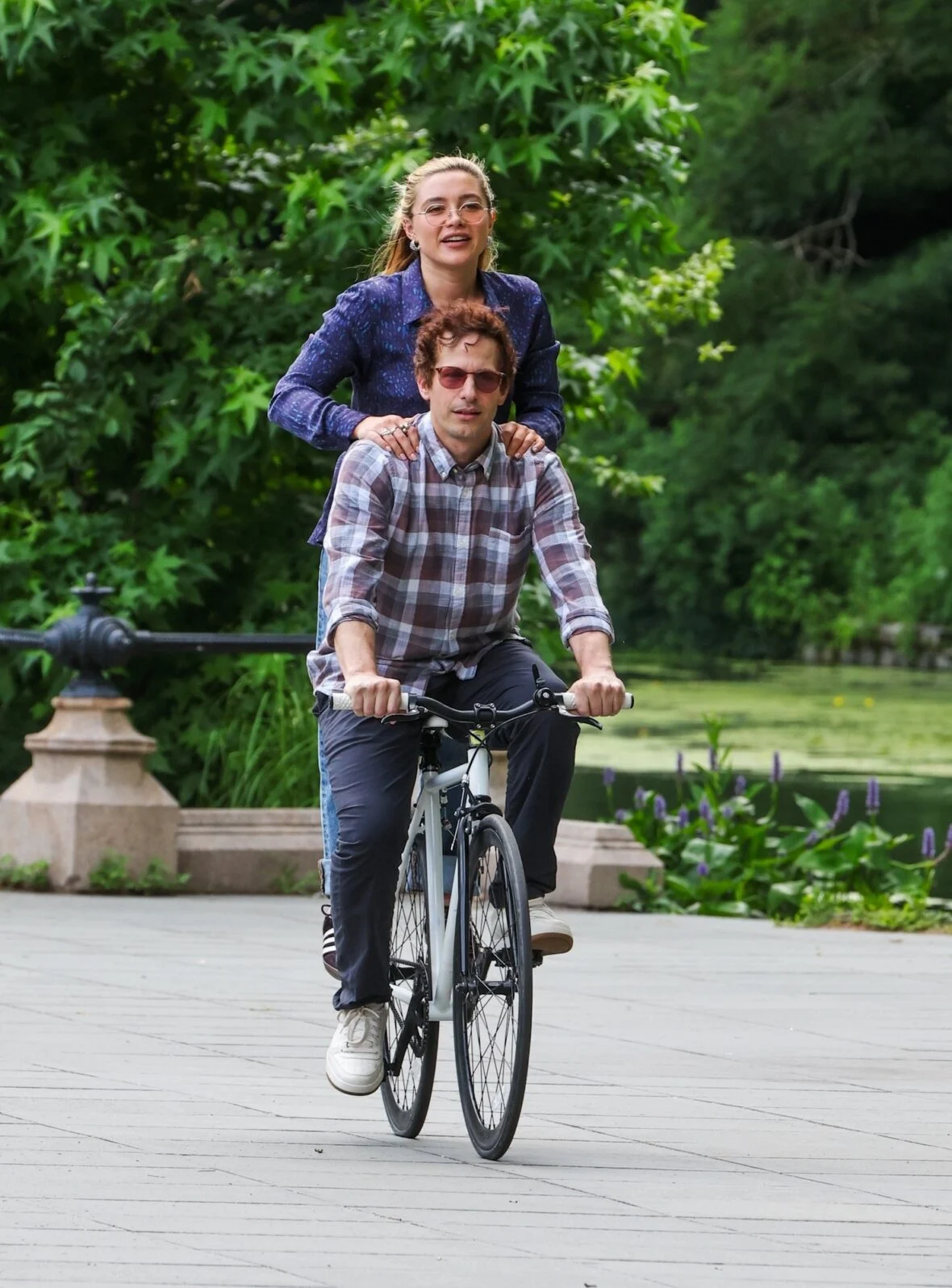 Florence Pugh e Andy Samberg filmando um novo filme 42,6 anos no Central Park