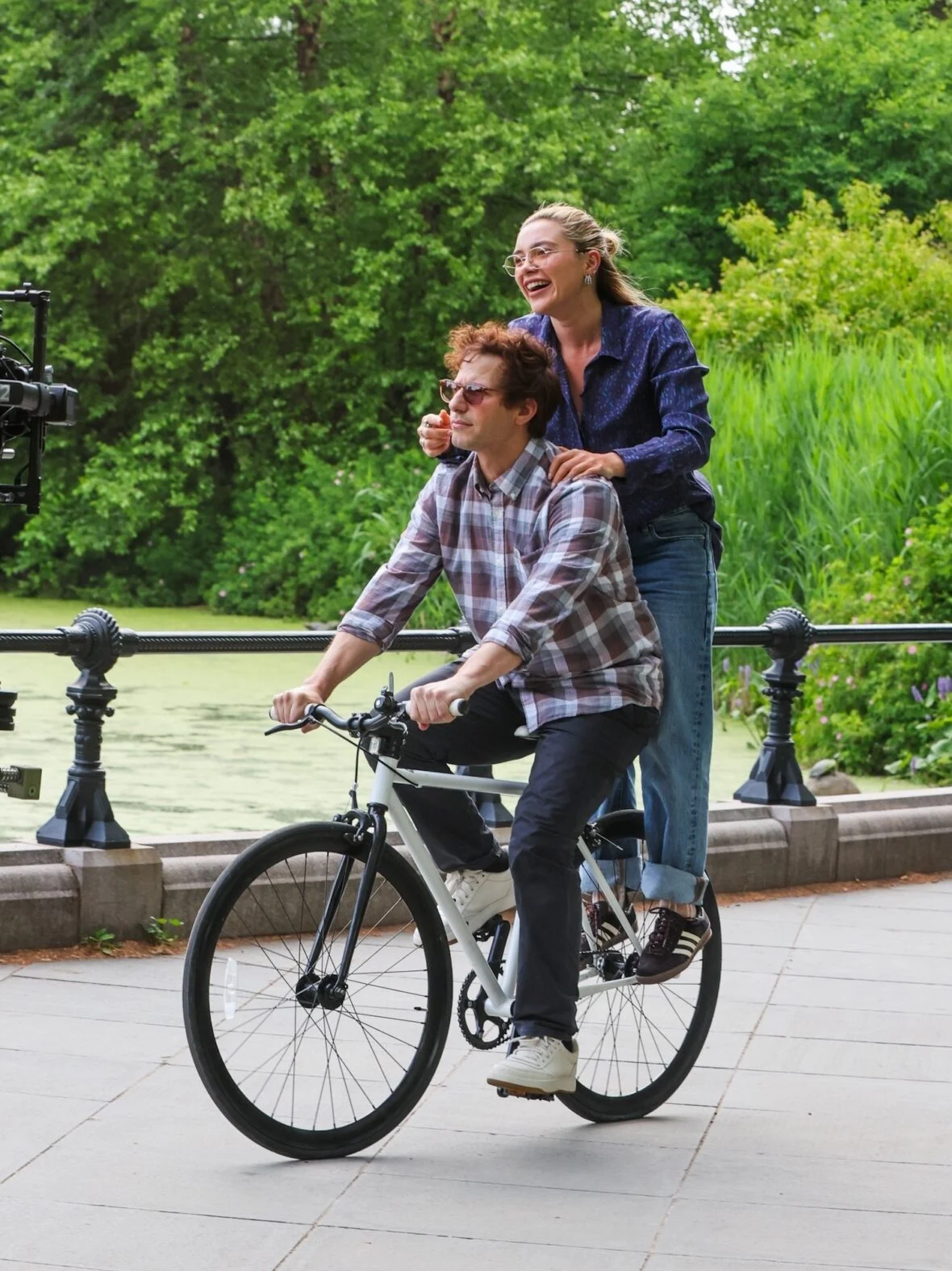 Florence Pugh e Andy Samberg filmando um novo filme 42,6 anos no Central Park